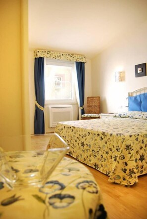 Quarto casal | Lençóis italianos Frette, roupas de cama premium, frigobar