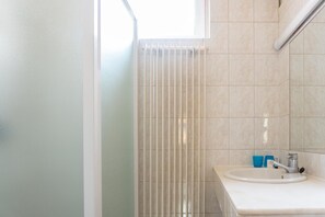 Shower, free toiletries, towels - La vieille Lanterne (Brussels)