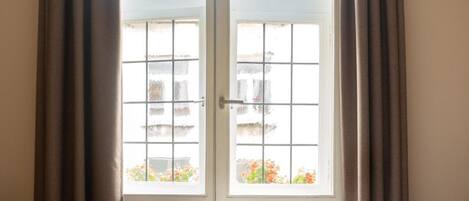 Escritorio, wifi gratis, ropa de cama