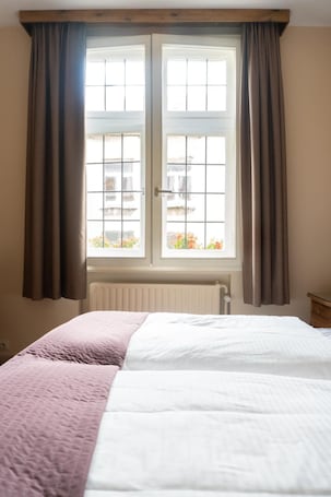 Escritorio, wifi gratis y ropa de cama