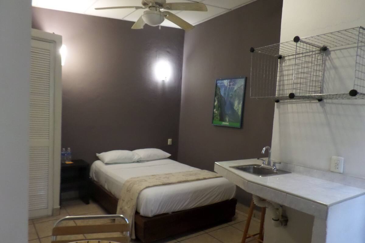 Quarto solteiro urbano, 1 cama Queen | Frigobar, Wi-Fi de cortesia