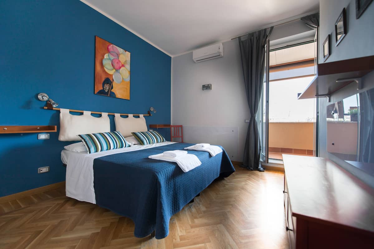 Driepersoonskamer | Een minibar, gratis babybedden, extra bedden, gratis wifi