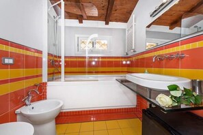 Phòng đôi hoặc 2 giường đơn | Phòng tắm | Vòi sen/bồn tắm kết hợp, đồ dùng nhà tắm miễn phí, máy sấy tóc 