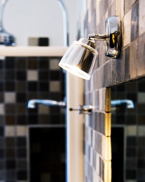 Combined shower/bathtub, free toiletries, hair dryer, towels - Orlando Innamorato B&B (Rome)