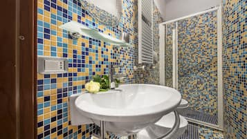 Triple Room | Minibar, free cribs/infant beds, rollaway beds, free WiFi