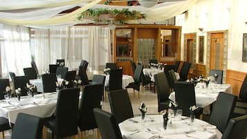 Breakfast, lunch, dinner served; British cuisine