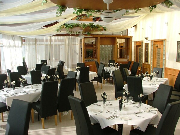 Se sirven desayunos, almuerzos y cenas; cocina británica