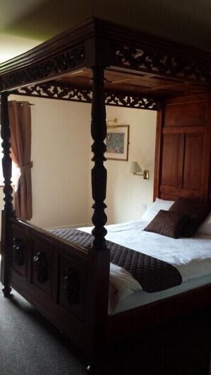 Escritorio, tabla de planchar con plancha y cunas