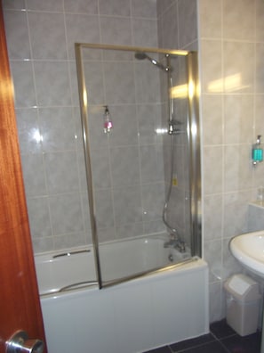 Combined shower/tub, free toiletries, hair dryer - Ravensdene Lodge (Gateshead)