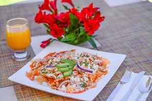 Petit déjeuner buffet (14 USD par personne)