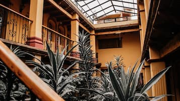 Zimmersafe, kostenloses WLAN, Bettwäsche