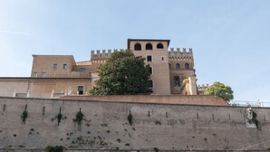 Unclassified image, 3 of 38, button - Rhome Hosting  (Rome)