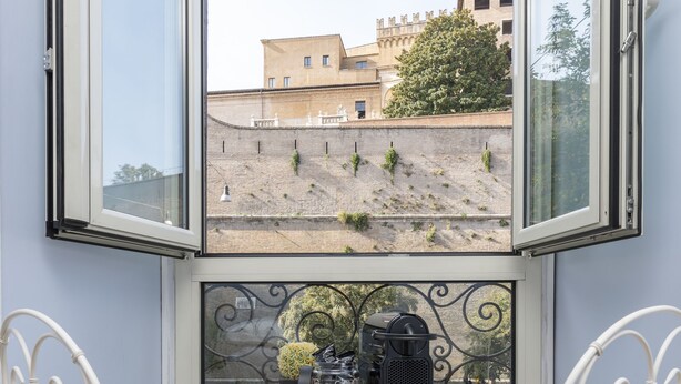 Unclassified image, 1 of 38, button - Rhome Hosting  (Rome)
