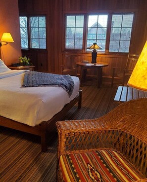 Premium bedding, pillowtop beds, individually furnished, desk - Roycroft Inn (East Aurora)