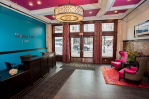 Lobby sitting area - The Parker Inn & Suites (Schenectady)