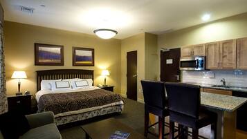 Deluxe Studio, 1 King Bed | Hypo-allergenic bedding, desk, blackout drapes, iron/ironing board