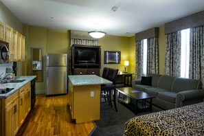 Deluxe Studio, 1 King Bed | Private kitchen | Fridge, microwave - The Parker Inn & Suites (Schenectady)