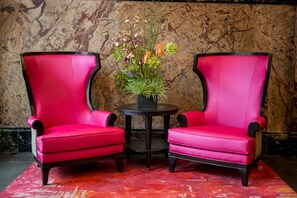 Lobby sitting area - The Parker Inn & Suites (Schenectady)