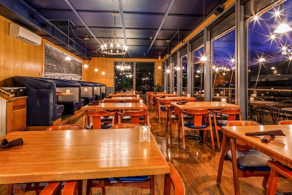 Breakfast, lunch, dinner served; American cuisine