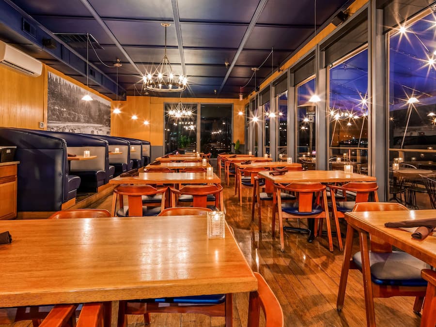 Breakfast, lunch, dinner served; American cuisine