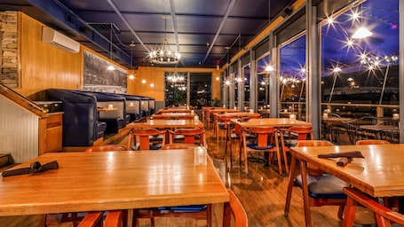 Phục vụ bữa sáng, bữa trưa, bữa tối, món ăn kiểu Mỹ