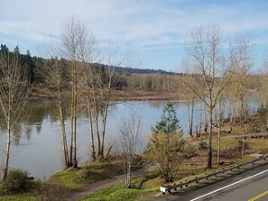 A lakeside road with a sidewalk and trees. - Best Western Plus Rivershore Hotel (Oregon City)