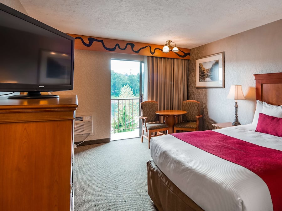 Standard Room, 1 King Bed, Balcony, River View | Desk, laptop workspace, blackout curtains, iron/ironing board