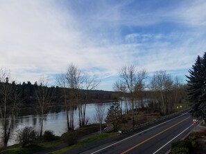 View from room - Best Western Plus Rivershore Hotel (Oregon City)