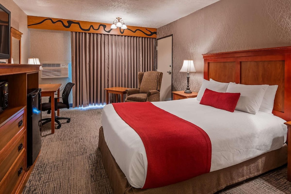 Standard Room, 1 Queen Bed, Accessible, Balcony | Desk, laptop workspace, blackout curtains, iron/ironing board
