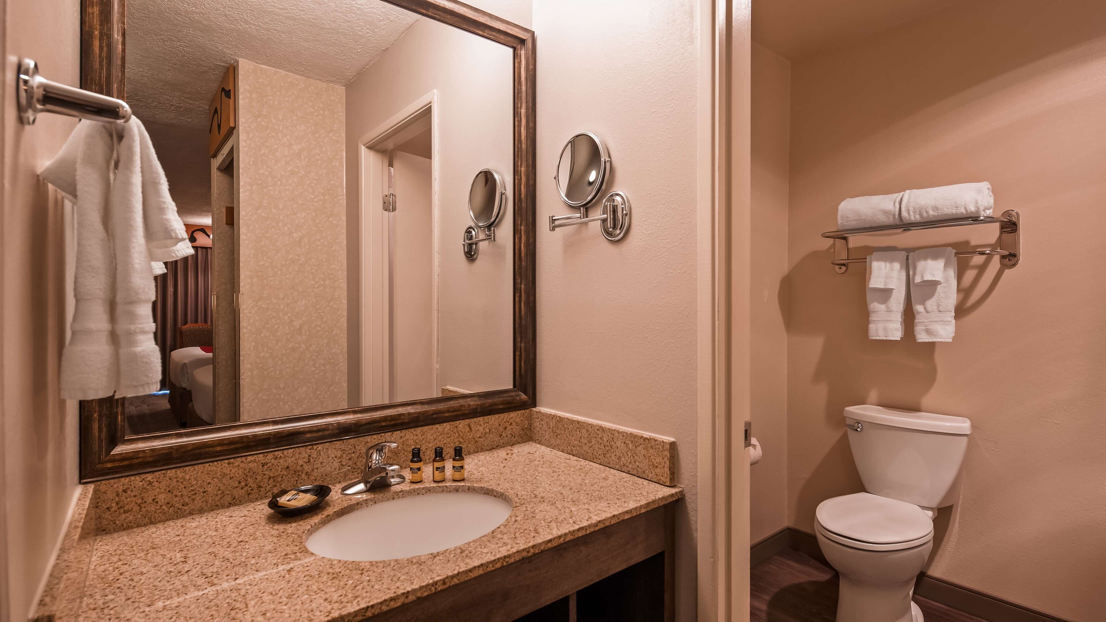Articles de toilette de luxe, sèche-cheveux, serviettes fournies