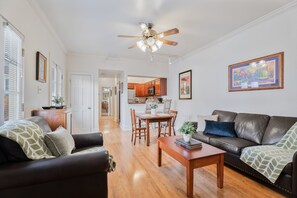 行政套房, 1 張特大雙人床, 非吸煙房, 地面層 | 起居區 | 39-吋平面電視、數位頻道、電視