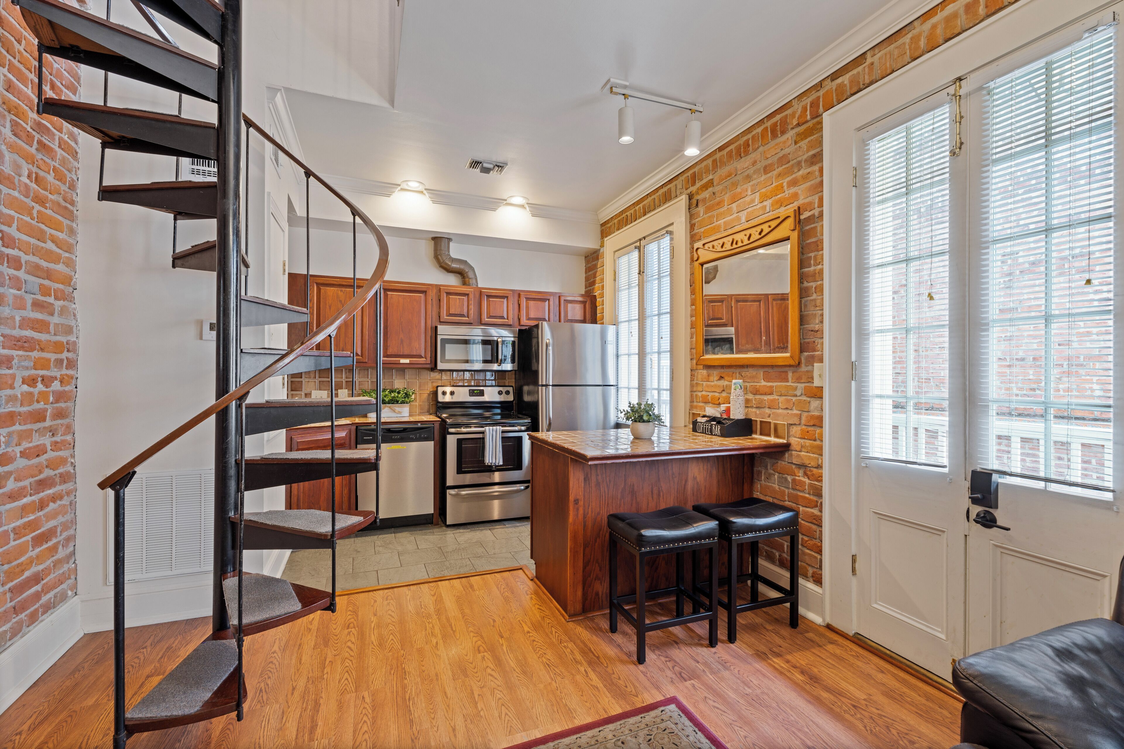 豪華樓中樓客房, 1 張特大雙人床, 非吸煙房, 廚房 | 私人廚房 | 大型冰箱、微波爐、烤箱、爐台