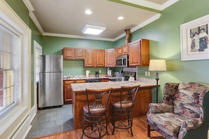 Suíte, 1 cama King, cozinha, no piso térreo | Cozinha privada | Geladeira grande, micro-ondas, fogão, cooktop