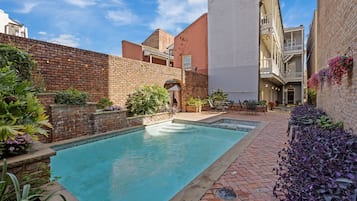 Piscine extérieure, chaises longues