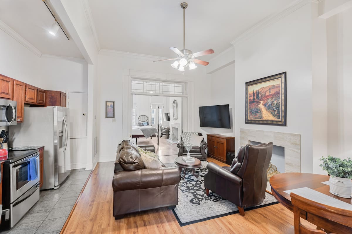 Suíte grand, 1 cama King | Área de estar | TV de tela plana 39 polegadas com canais digitais, TV