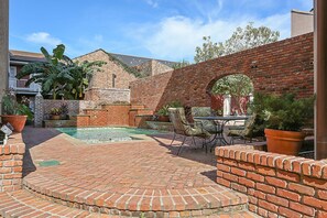 Piscina externa, espreguiçadeiras