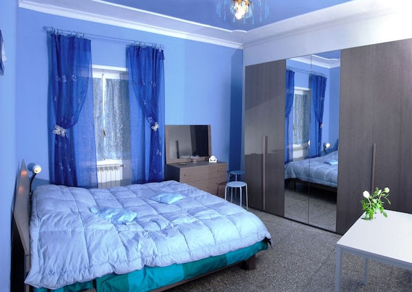 Escritorio, tabla de planchar con plancha y wifi gratis