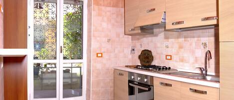 Appartamento Intero | Cocina compartida | Parrilla de estufa y utensilios de cocina