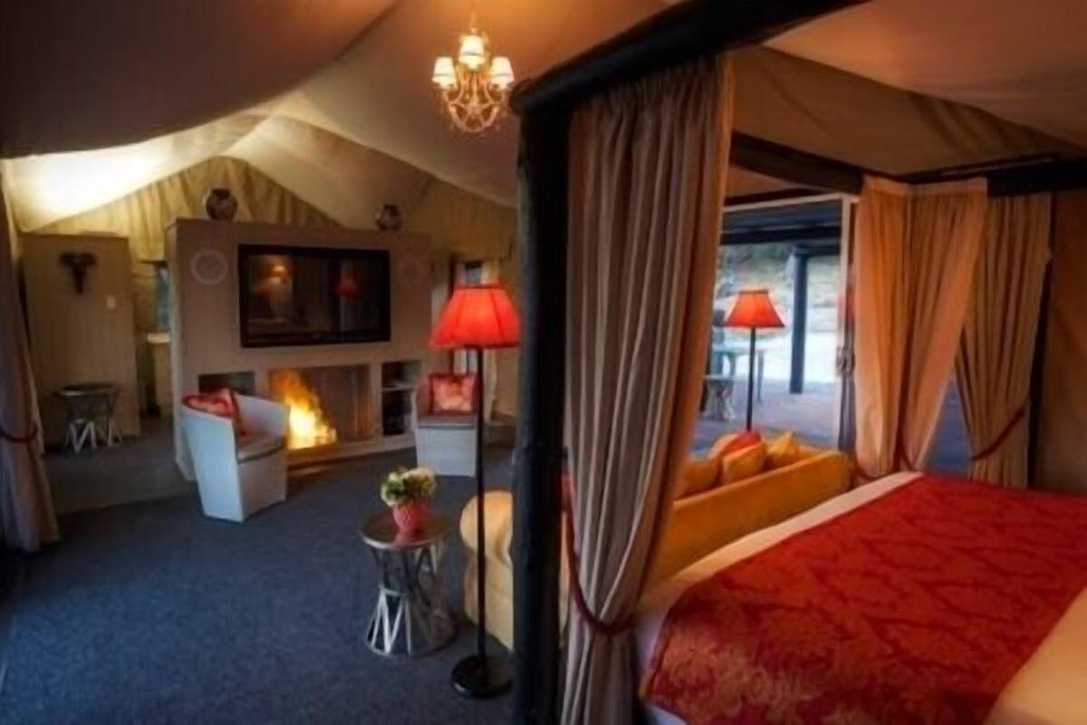 Tenda Mewah, hot tub | Seprai premium, minibar, setrika/meja setrika, dan Wi-Fi gratis