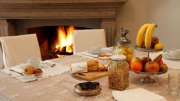 Daily cooked-to-order breakfast (EUR 10 per person)