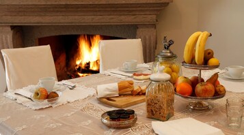 Daily cooked-to-order breakfast (EUR 10 per person)