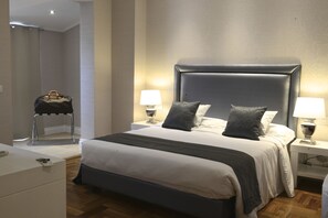 Family Room | Minibar, in-room safe, individually decorated, individually furnished