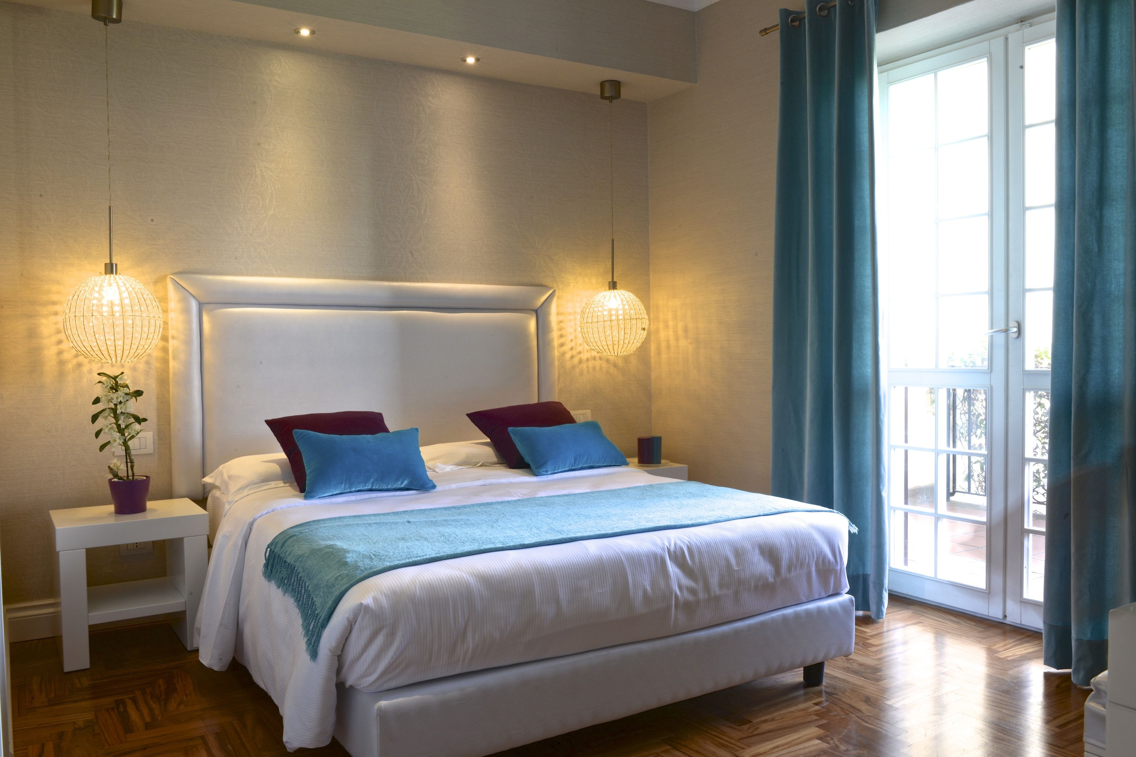 Minibar, caja de seguridad en la habitación y decoración personalizada 