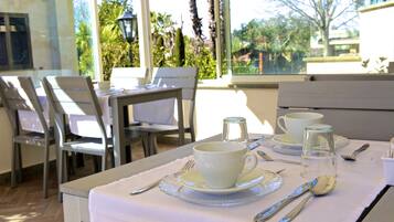 Ferdiglaget frokost hver dag (EUR 10 per person)