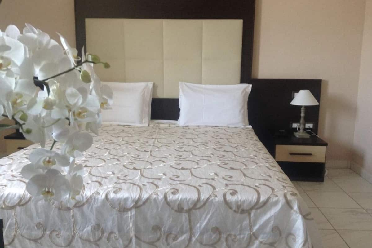 Roupas de cama antialérgicas, escrivaninha, quartos à prova de som