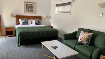 Deluxe Room, 1 Katil Raja (King) | Peralatan tempat tidur premium, meja, seterika/papan seterika