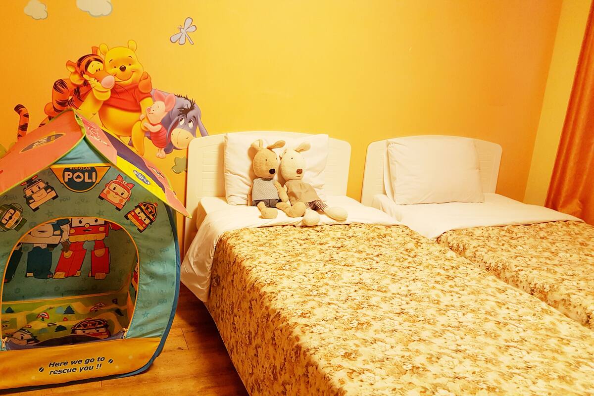 VIP Kids Family | Bộ đồ giường cao cấp, khu vực làm việc phù hợp cho laptop 
