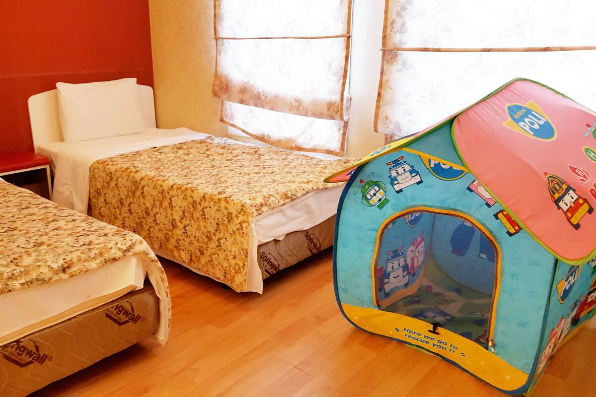 VIP Kids Premier Suite | Bộ đồ giường cao cấp, khu vực làm việc phù hợp cho laptop 