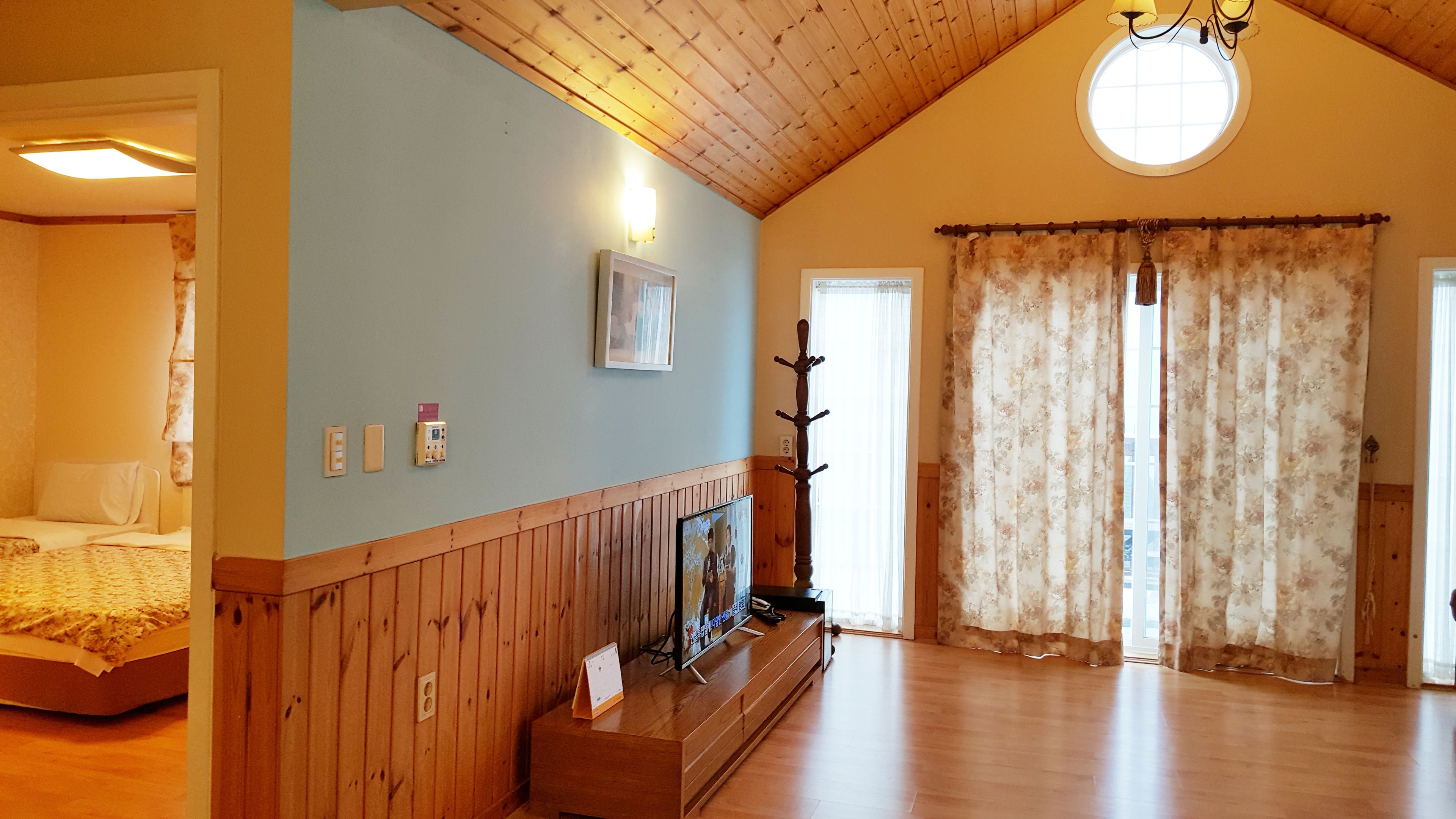 컴포트 공용 도미토리, 싱글침대 1개 (Women only) | 고급 침구, 각각 다른 스타일의 인테리어, 각각 다르게 가구 비치, 노트북 작업 공간