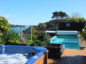 Seasonal outdoor pool, pool loungers - Le Chalet Waiheke Apartments (Waiheke Island)
